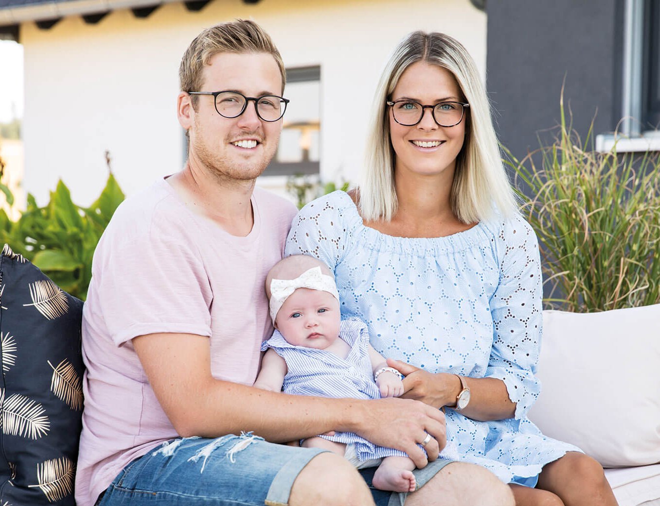 Familie vor ihrem NEO